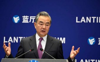 Chinese FM praises outgoing Russian ambassador to China